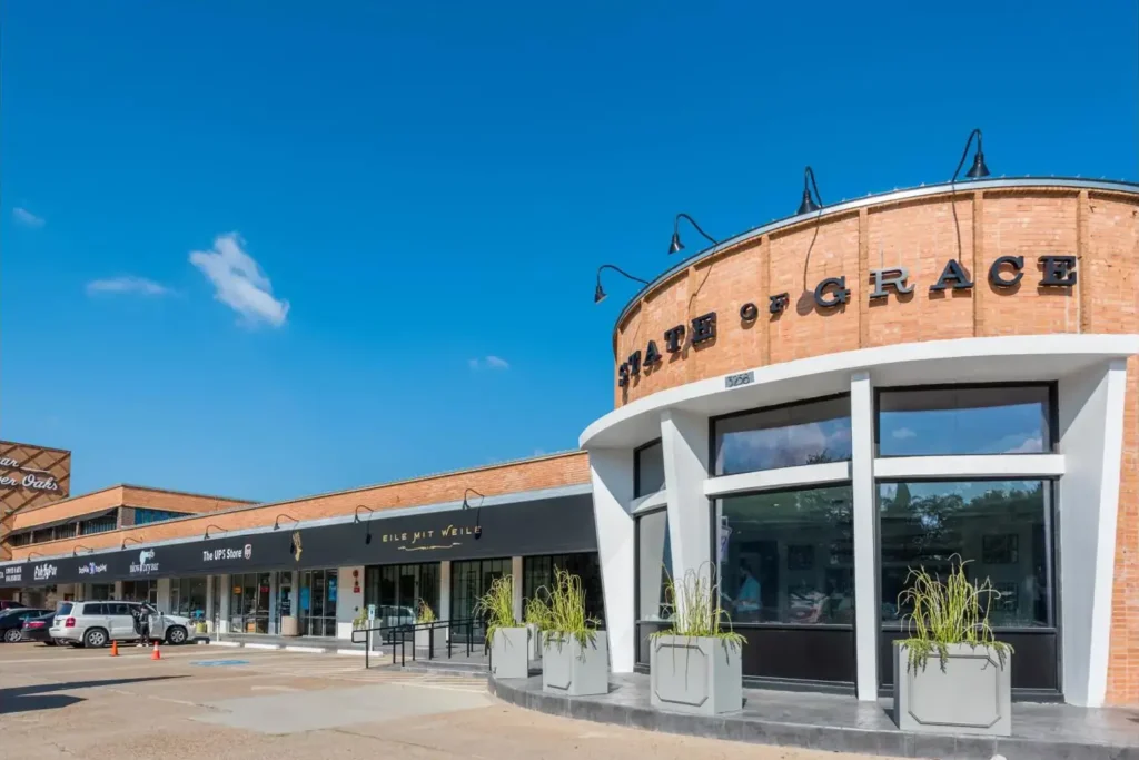 Shopping center near Cabochon at River Oaks apartments near downtown Houston